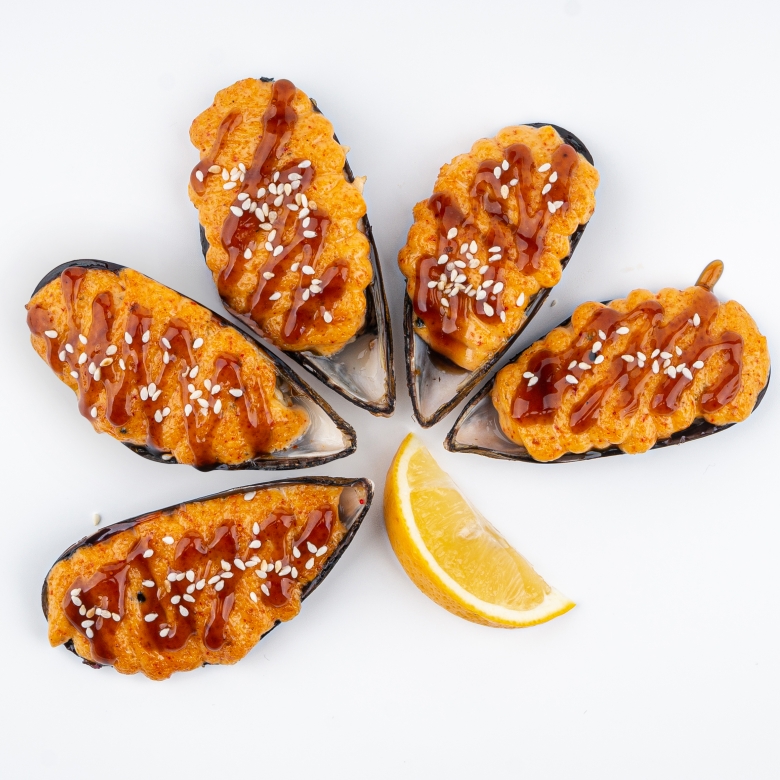 Запеченные мидии под спайси соусом