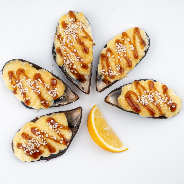 Запеченные мидии под сырным соусом