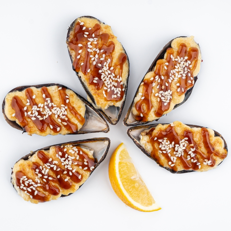 Запеченные мидии под сырно-чесночным соусом